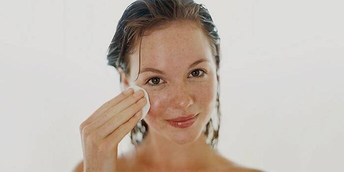 nanošenje ulja na kožu lica radi pomlađivanja